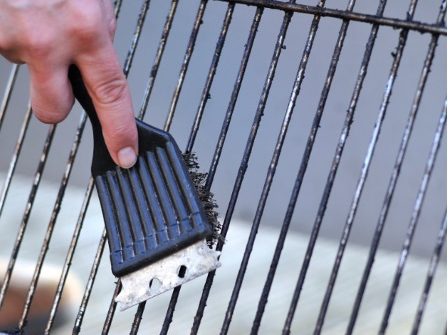 Cleaning grill grate